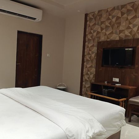 Hotel Apratim Lodging & Boarding Ulhasnagar Bagian luar foto
