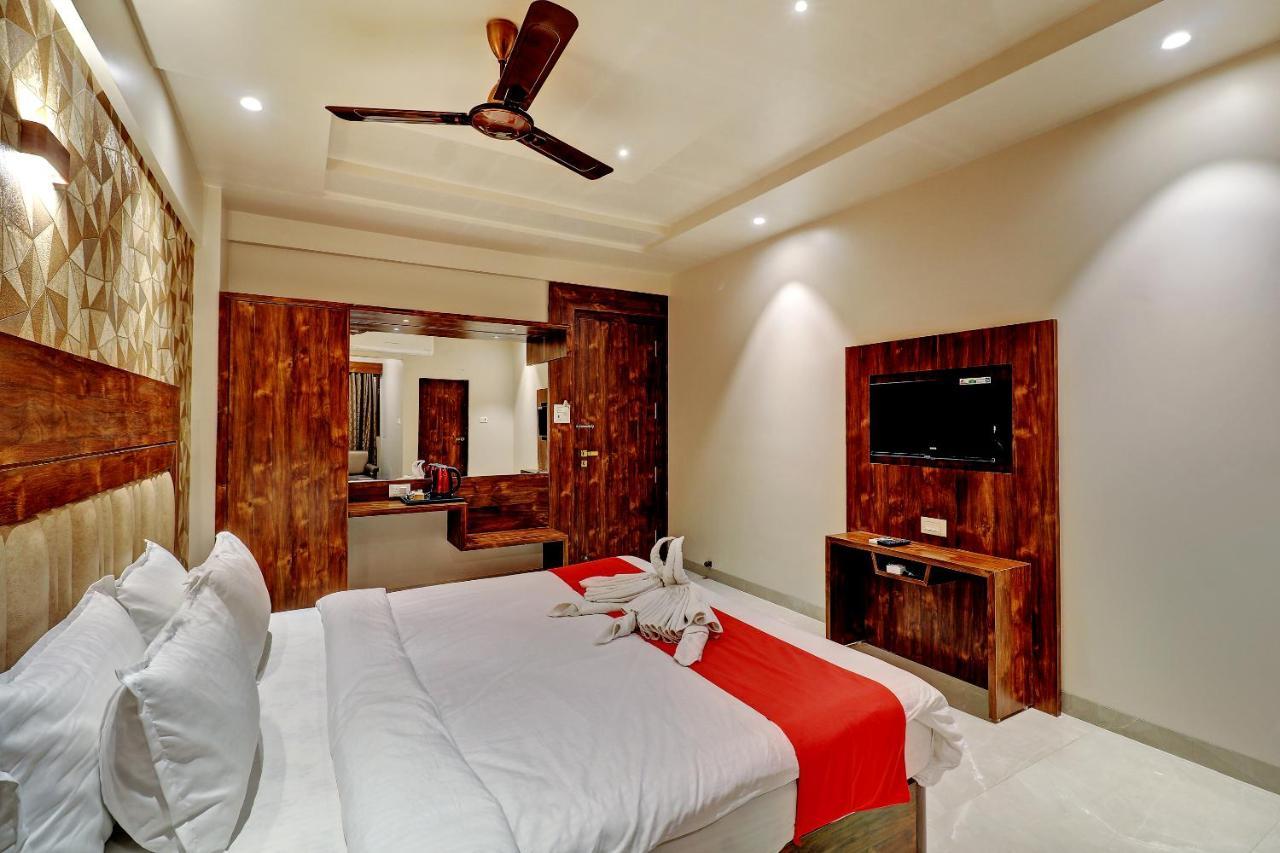 Hotel Apratim Lodging & Boarding Ulhasnagar Bagian luar foto