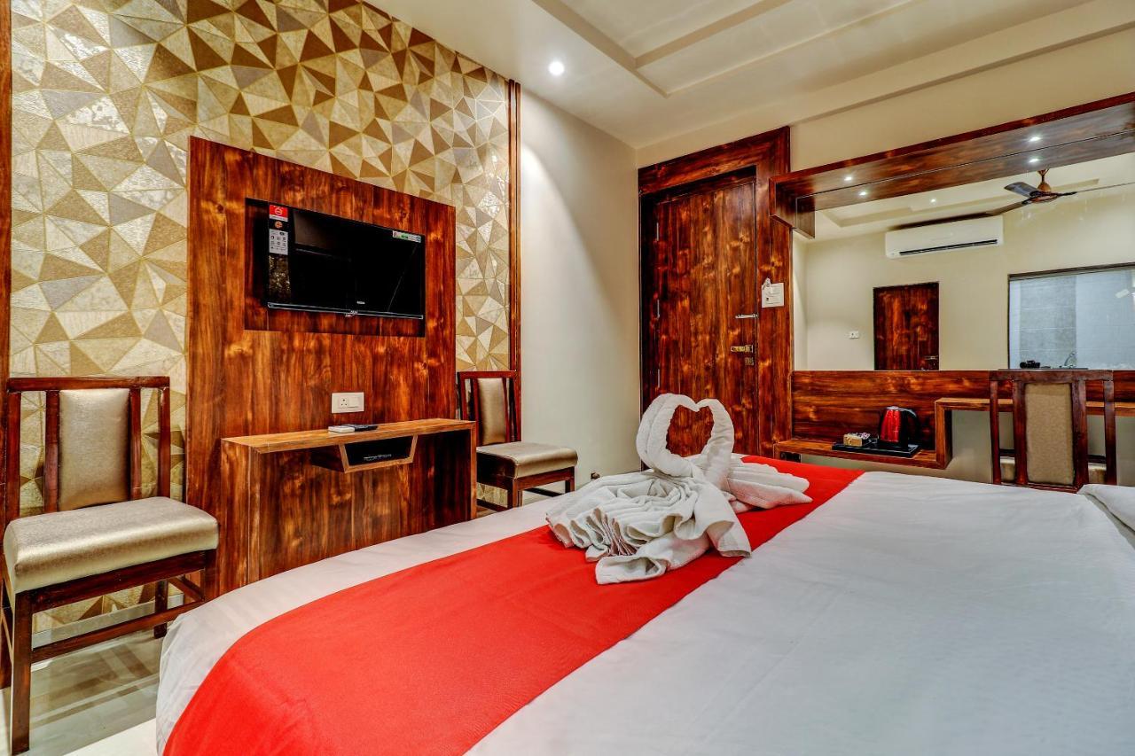 Hotel Apratim Lodging & Boarding Ulhasnagar Bagian luar foto