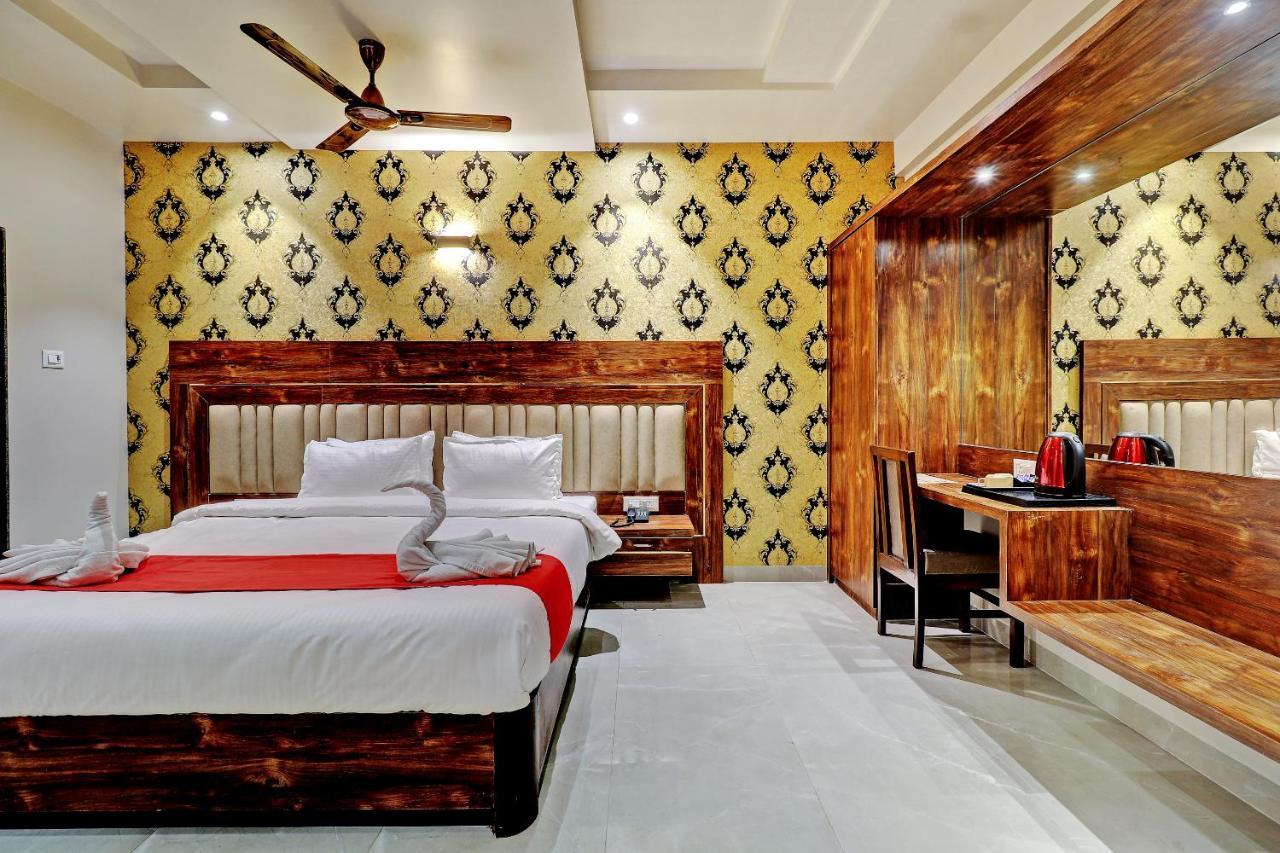 Hotel Apratim Lodging & Boarding Ulhasnagar Bagian luar foto