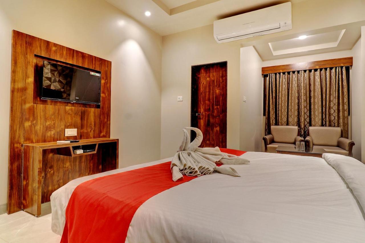 Hotel Apratim Lodging & Boarding Ulhasnagar Bagian luar foto