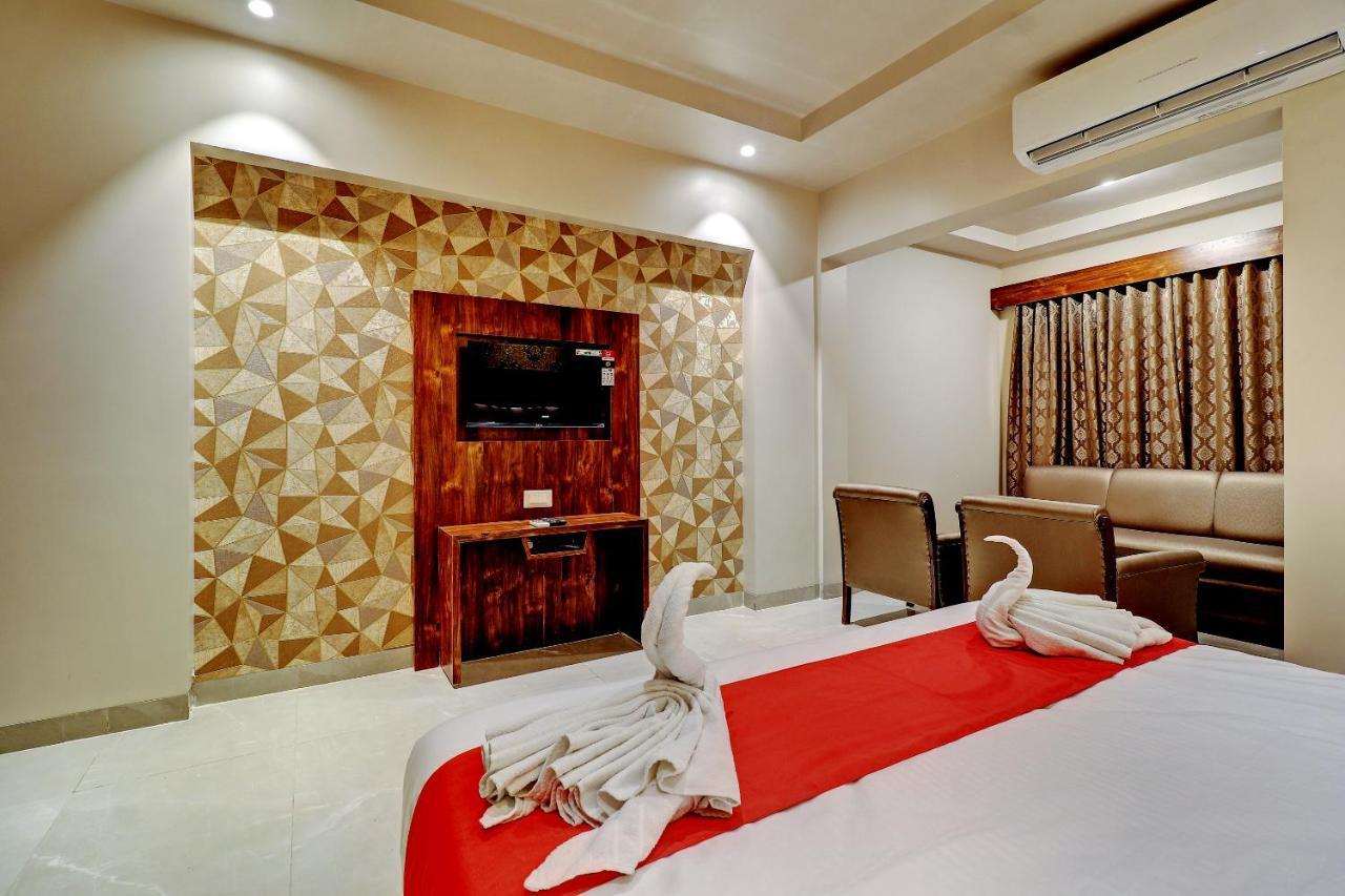 Hotel Apratim Lodging & Boarding Ulhasnagar Bagian luar foto
