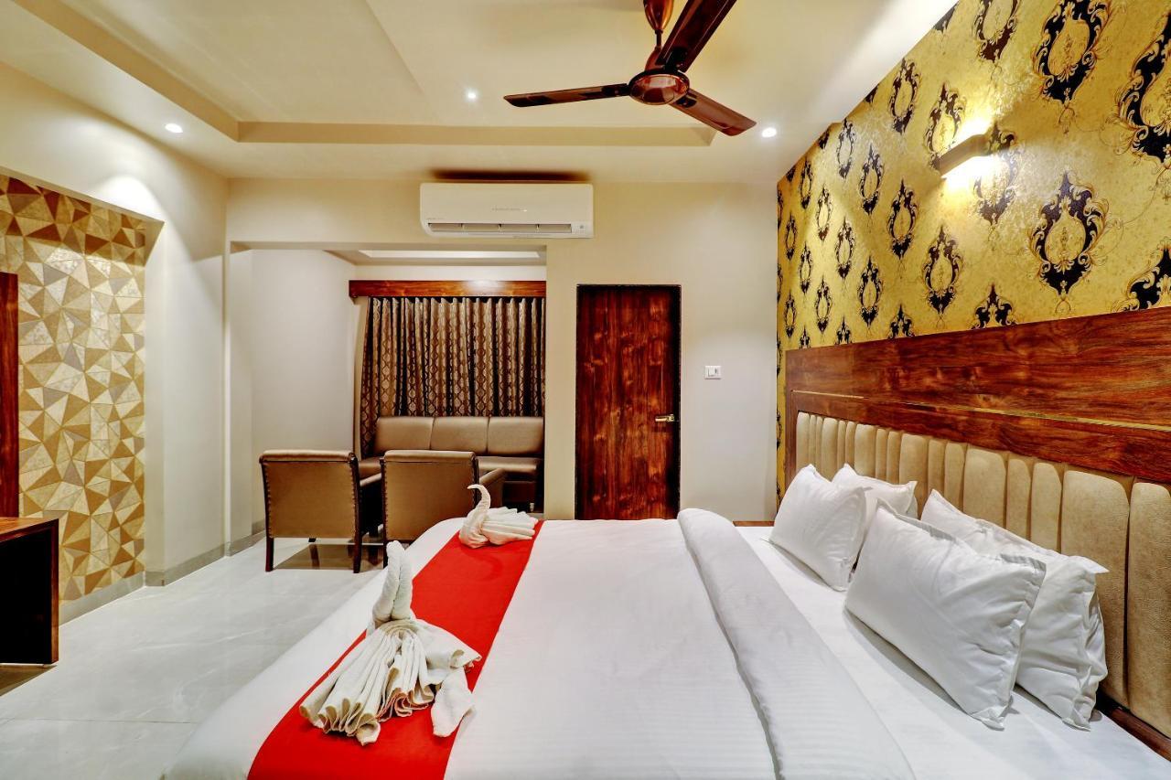 Hotel Apratim Lodging & Boarding Ulhasnagar Bagian luar foto