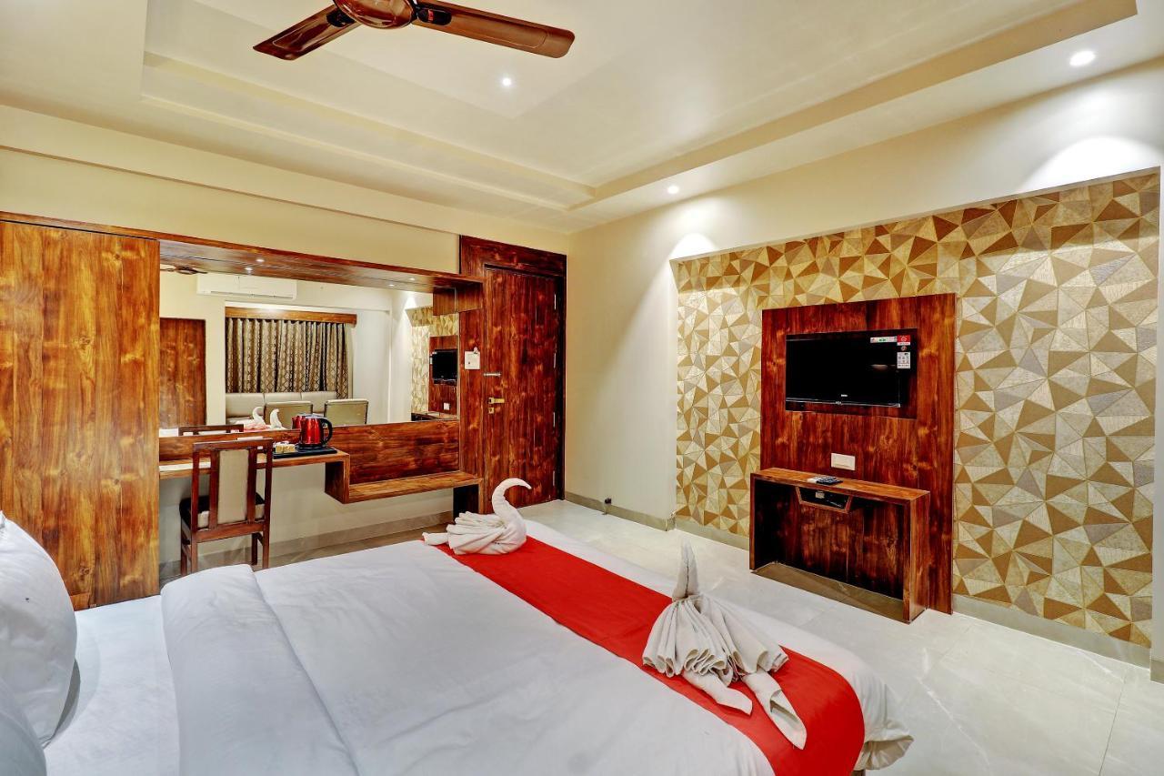 Hotel Apratim Lodging & Boarding Ulhasnagar Bagian luar foto