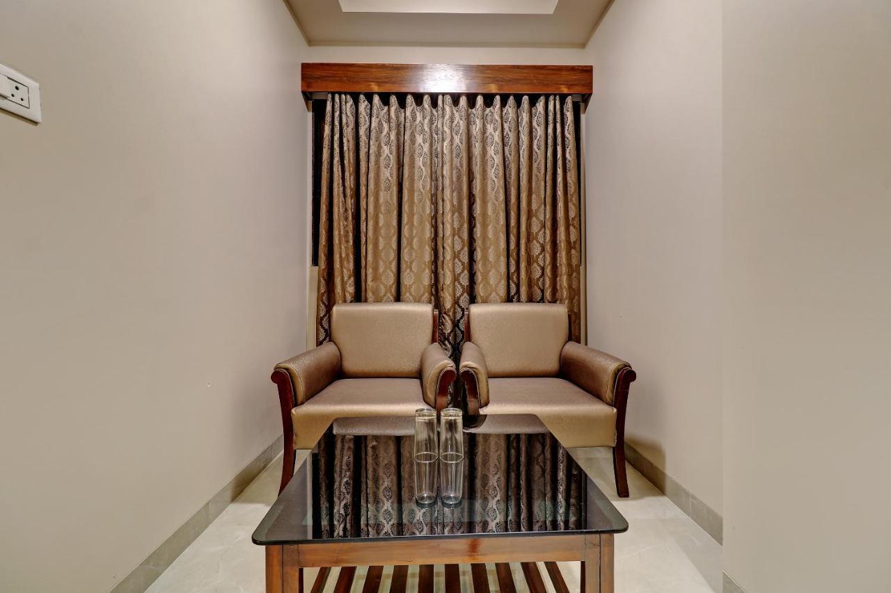 Hotel Apratim Lodging & Boarding Ulhasnagar Bagian luar foto