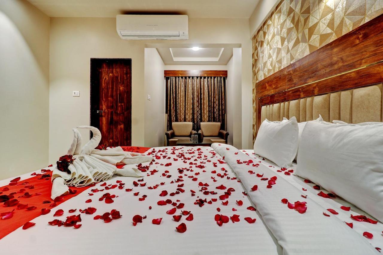 Hotel Apratim Lodging & Boarding Ulhasnagar Bagian luar foto
