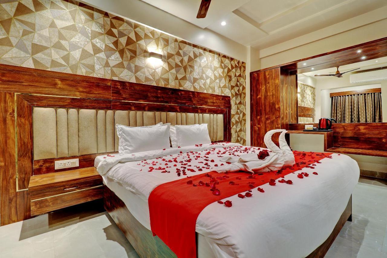 Hotel Apratim Lodging & Boarding Ulhasnagar Bagian luar foto