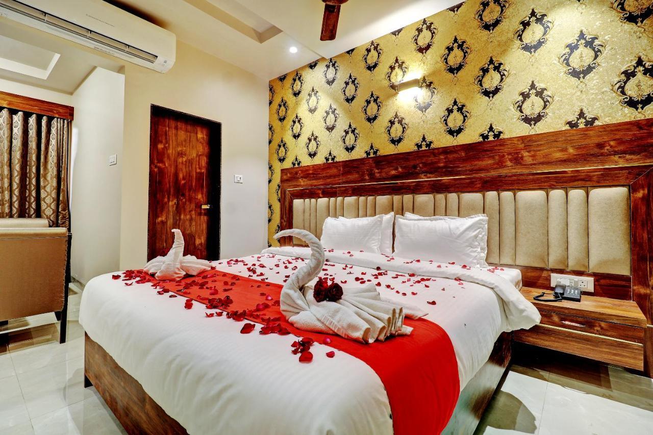 Hotel Apratim Lodging & Boarding Ulhasnagar Bagian luar foto