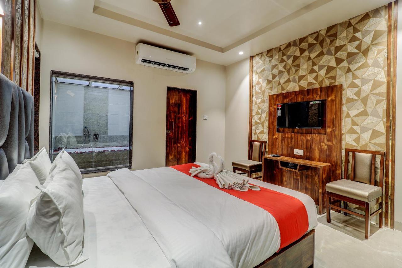 Hotel Apratim Lodging & Boarding Ulhasnagar Bagian luar foto