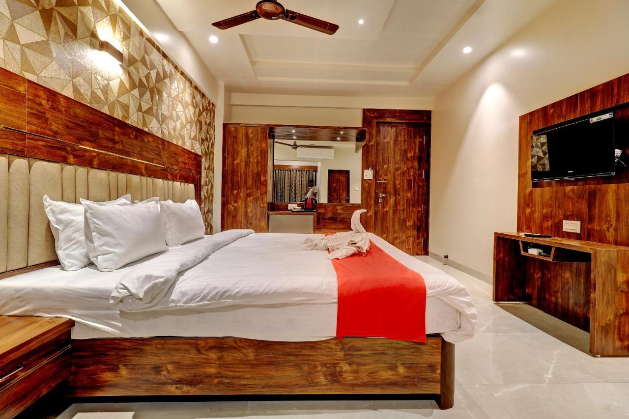 Hotel Apratim Lodging & Boarding Ulhasnagar Bagian luar foto