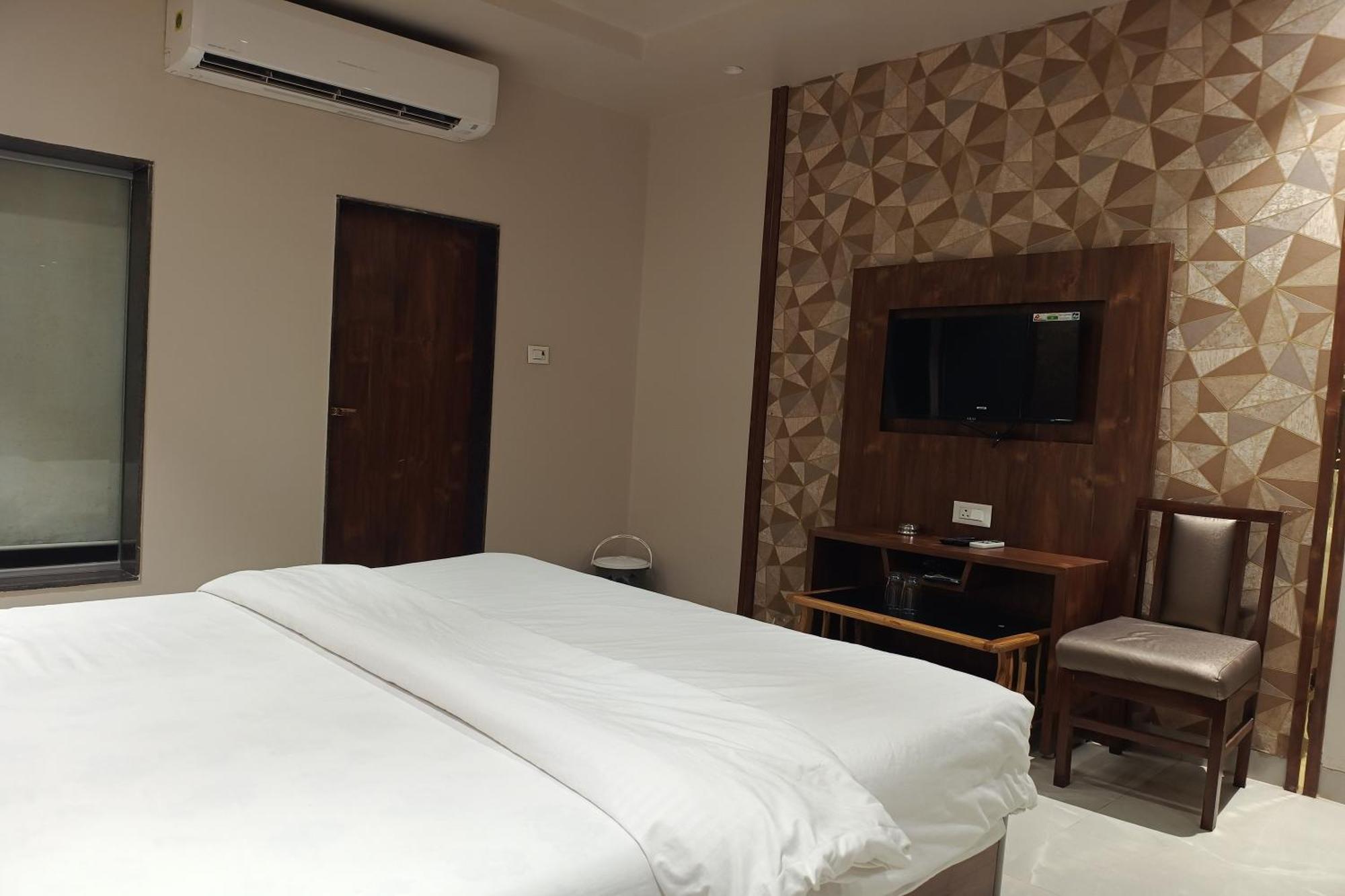 Hotel Apratim Lodging & Boarding Ulhasnagar Bagian luar foto