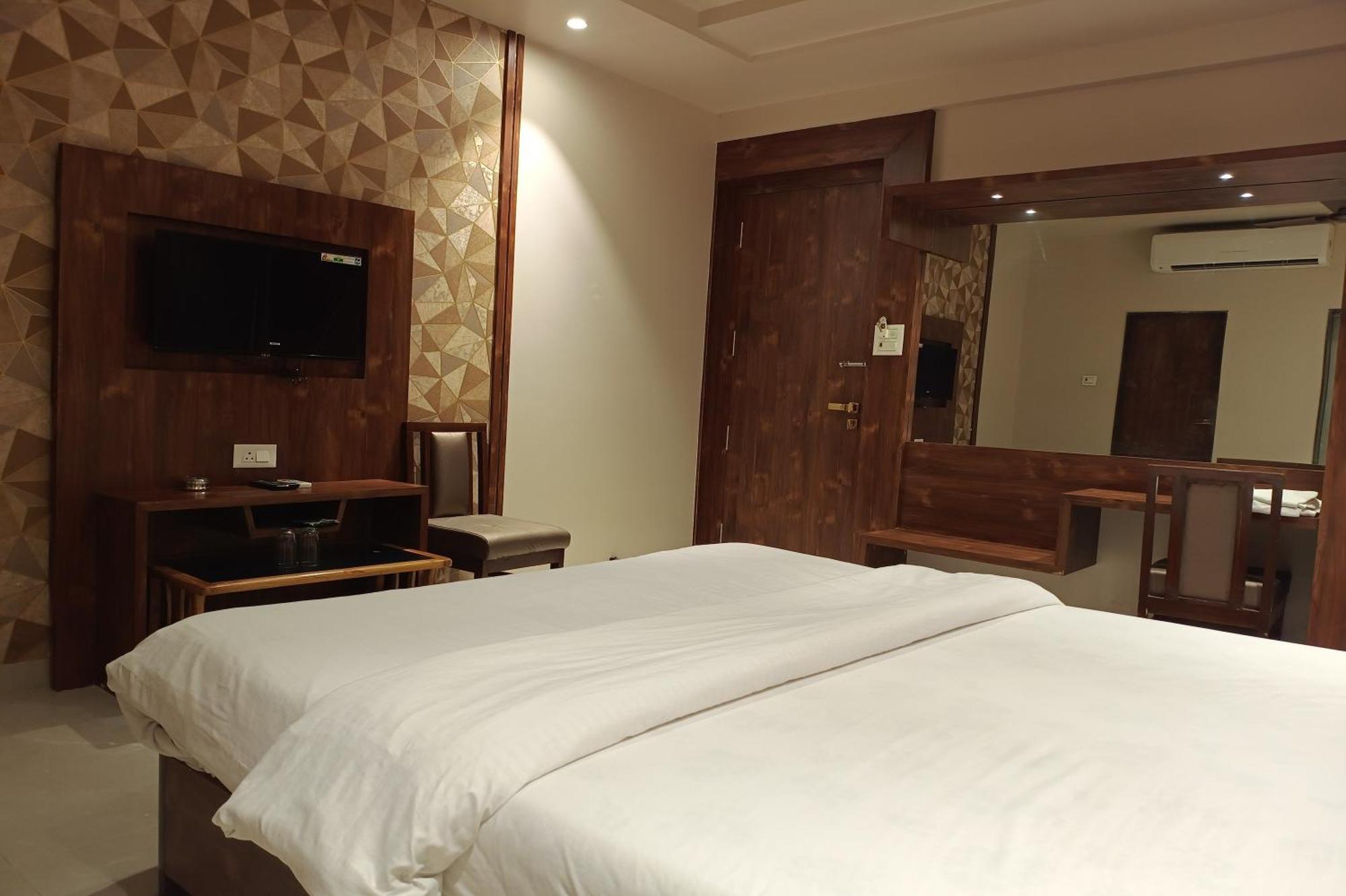 Hotel Apratim Lodging & Boarding Ulhasnagar Bagian luar foto