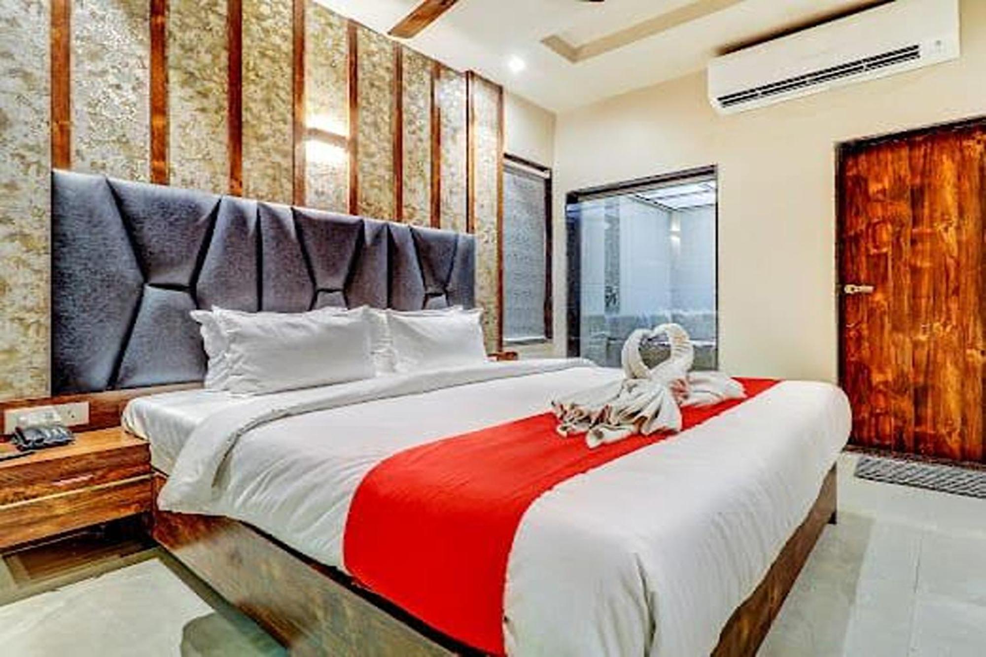 Hotel Apratim Lodging & Boarding Ulhasnagar Bagian luar foto